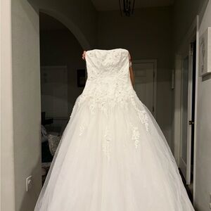 David's Bridal White Wedding Gown